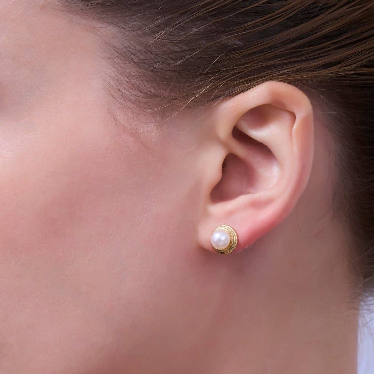 Round White Shell Pearl Band Stud Earrings