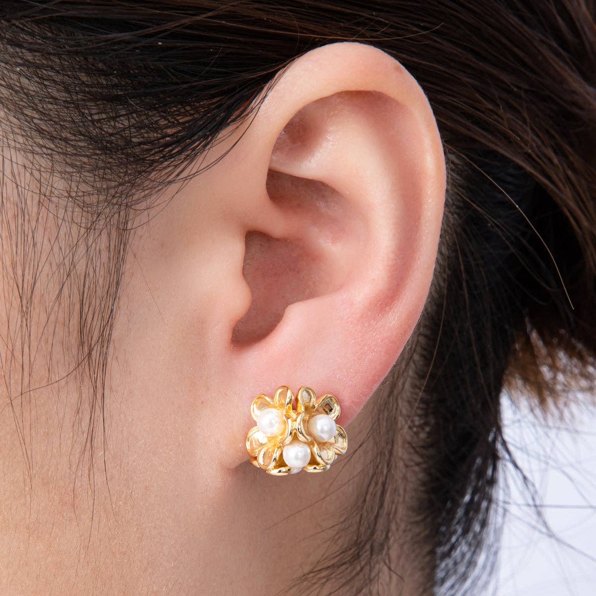 16K Gold Filled Shell Pearl Daisy Flower Stud Earrings