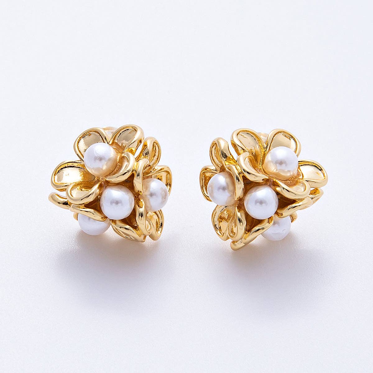 16K Gold Filled Shell Pearl Daisy Flower Stud Earrings